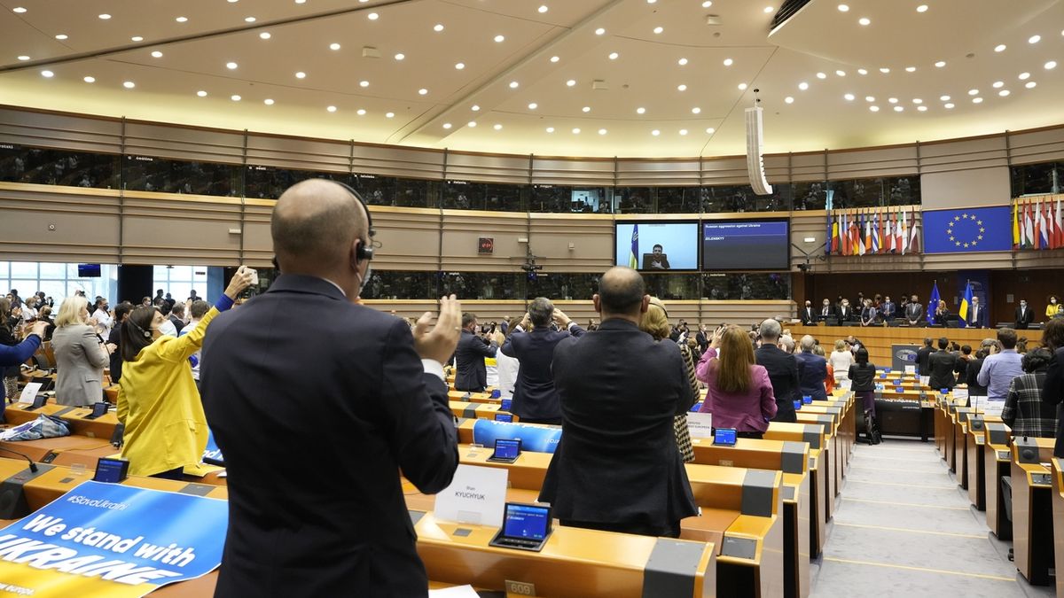 Zelenskyj na plénu EP: Když bude EU s Ukrajinou, může být náš boj vítězný